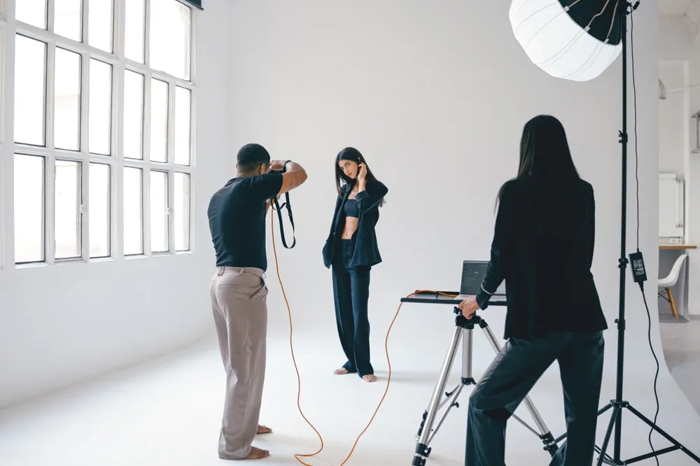 Fotografia typu „duch”– jak wykonać profesjonalne zdjęcia odzieży?