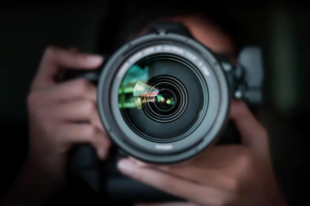 Stres przed obiektywem – jak się rozluźnić podczas pierwszej sesji w studio?